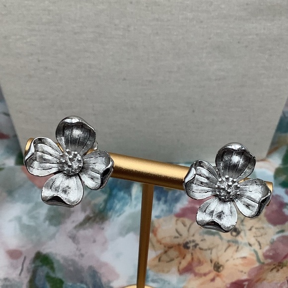 🎄🎄Vintage Trifari Dogwood Silver Clip Earrings - Picture 1 of 3